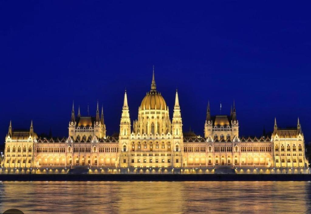 Stylish Spot By The River Danube Budapest Bagian luar foto
